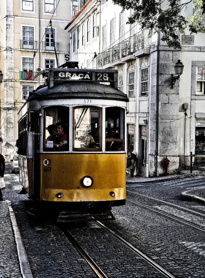 Charming Apartment In Private Condominium At Graca Lisbon Luaran gambar