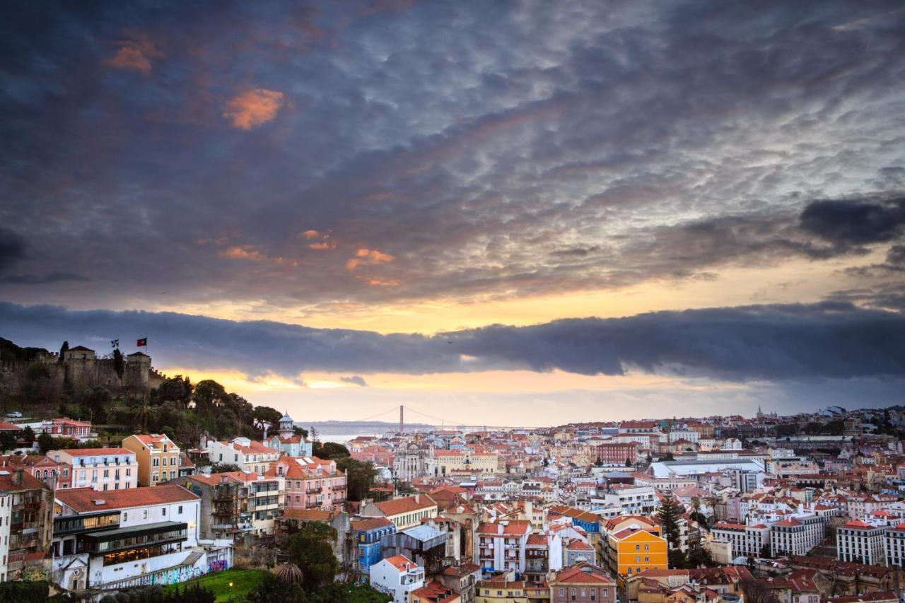 Charming Apartment In Private Condominium At Graca Lisbon Luaran gambar