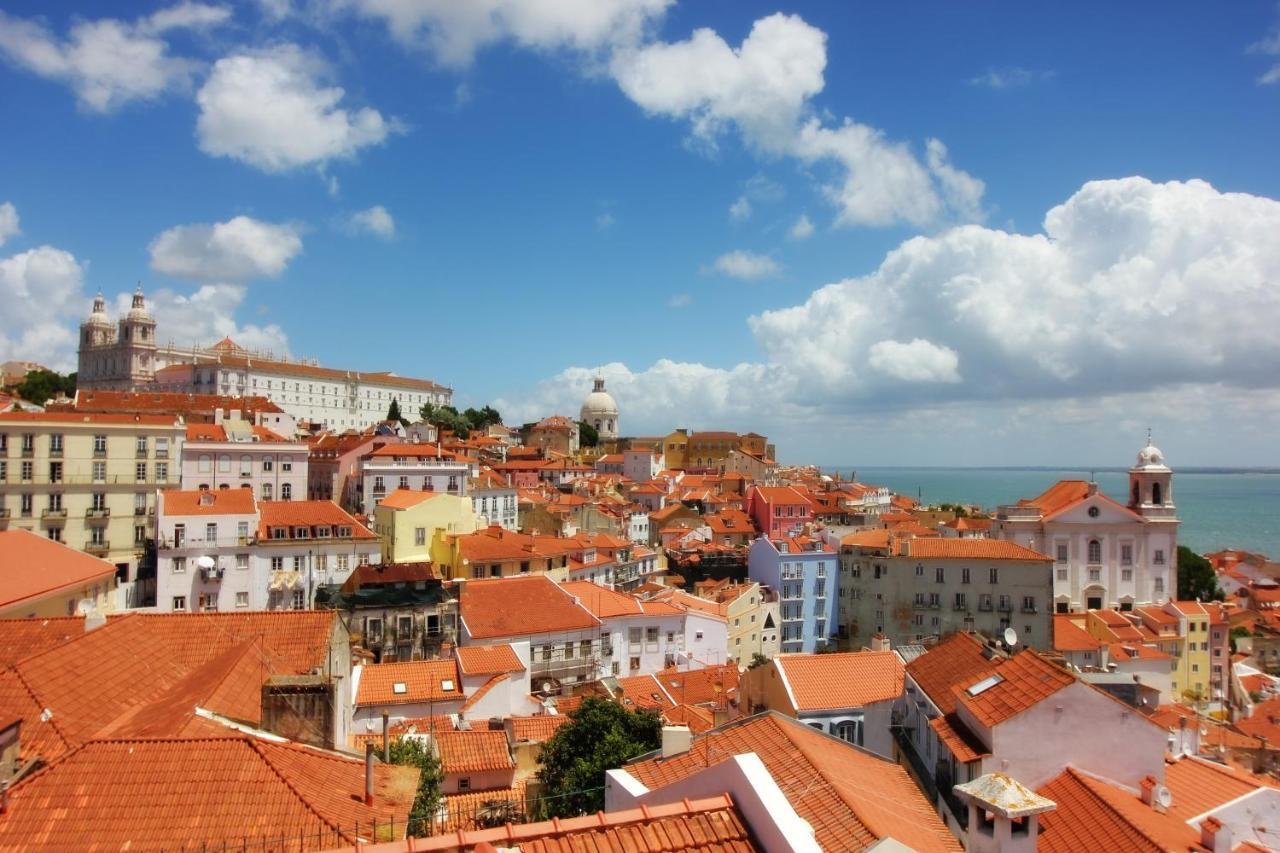 Charming Apartment In Private Condominium At Graca Lisbon Luaran gambar